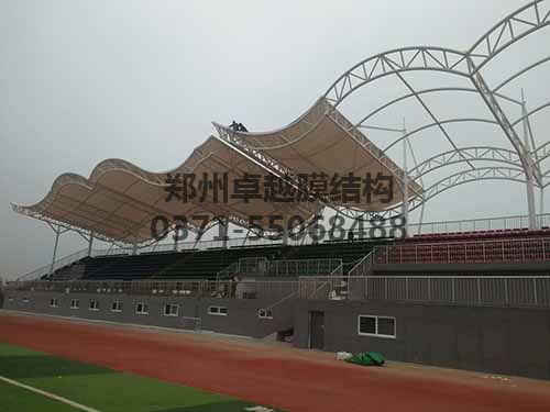 安裝膜結(jié)構(gòu)具有一定危險(xiǎn)性，需做好安全措施