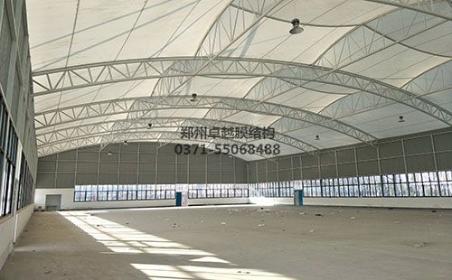 膜結(jié)構建筑內(nèi)部光線柔和充足