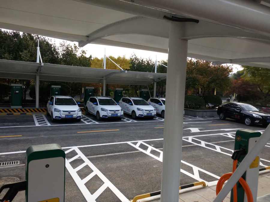 七字型的汽車停車棚，也是汽車蓬里，使用比較多的一款造型