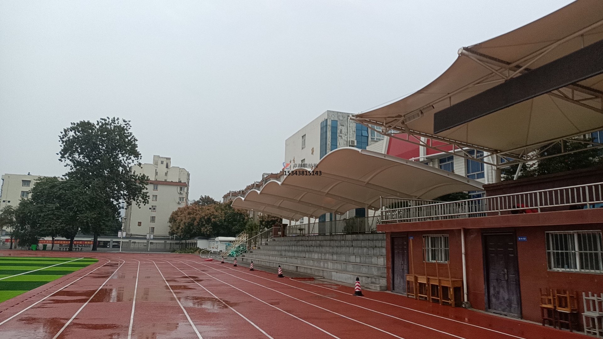 學(xué)校田徑場<font color='red'>膜結(jié)構(gòu)看臺</font>遮陽棚如何選擇材料？不同材料對其性能有何影響？