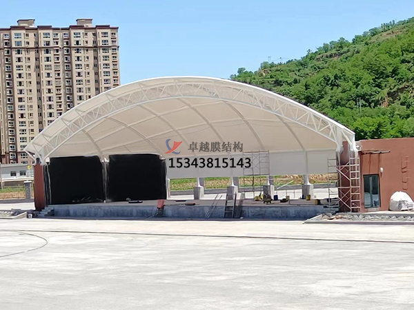 舞臺(tái)建筑采用膜結(jié)構(gòu)的原因？